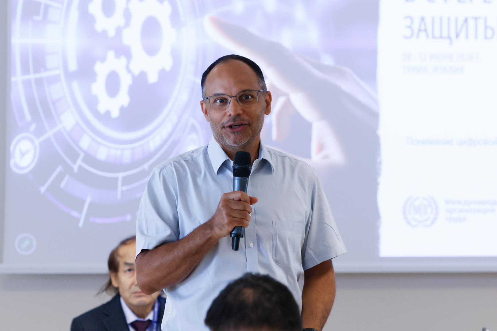 Luis Frota speaking at an international conference on digital transformation